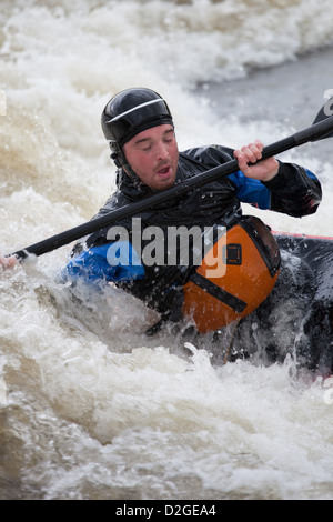 Un assolo di kayak a Holme Pierrepont National Watersports Centre, Nottingham, Inghilterra Foto Stock