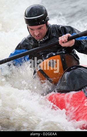 Un assolo di kayak a Holme Pierrepont National Watersports Centre, Nottingham, Inghilterra Foto Stock