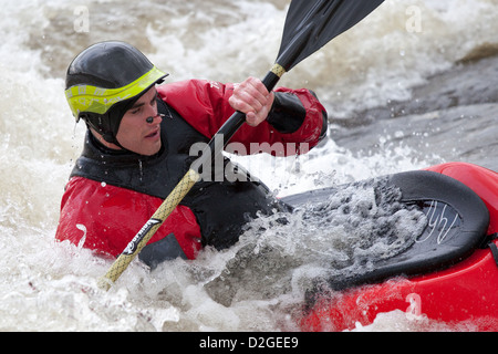 Un assolo di kayak a Holme Pierrepont National Watersports Centre, Nottingham, Inghilterra Foto Stock