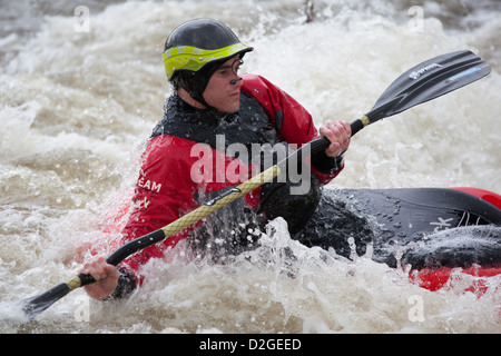 Un assolo di kayak a Holme Pierrepont National Watersports Centre, Nottingham, Inghilterra Foto Stock