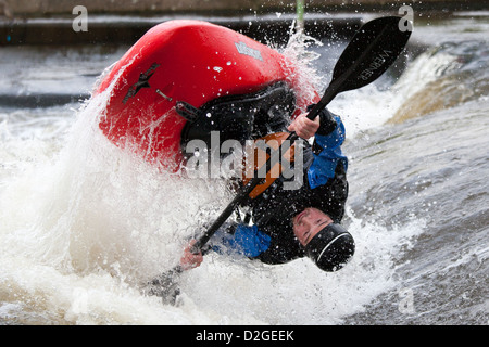 Un assolo di kayak a Holme Pierrepont National Watersports Centre, Nottingham, Inghilterra Foto Stock