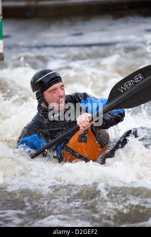 Un assolo di kayak a Holme Pierrepont National Watersports Centre, Nottingham, Inghilterra Foto Stock