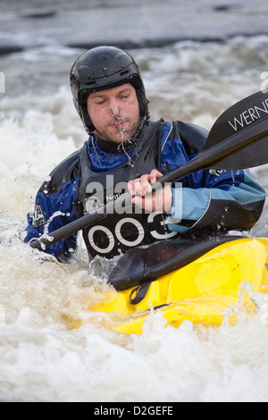 Un assolo di kayak a Holme Pierrepont National Watersports Centre, Nottingham, Inghilterra Foto Stock