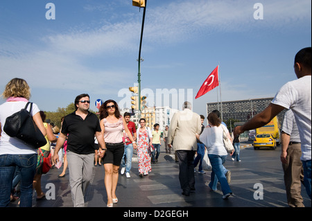 Taksim Square è il posto centrale nel Beyoglu, giorno e notte occupato con persone di andare a lavorare, shopping, andando a piedi o solo Foto Stock