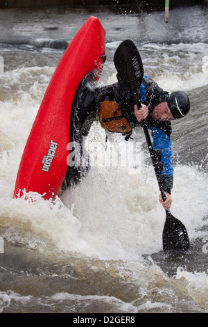 Un assolo di kayak a Holme Pierrepont National Watersports Centre, Nottingham, Inghilterra Foto Stock