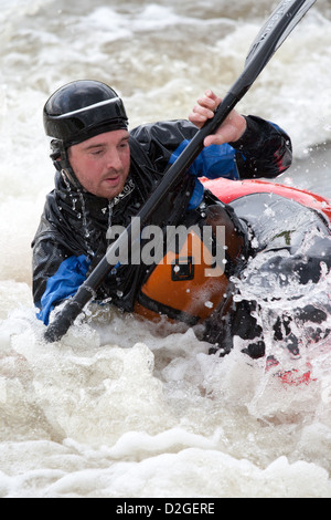 Un assolo di kayak a Holme Pierrepont National Watersports Centre, Nottingham, Inghilterra Foto Stock