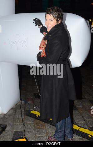 23 gennaio 2013: Tamsin Greig: 100 Charities Avviare l 'abbastanza cibo per tutti se....!!! campagna, chiamando per l'azione sulla rotta cause della fame nel mondo di unirsi al www.enoughfoodif.com #SE. At Somerset House, London, Regno Unito. Foto Stock