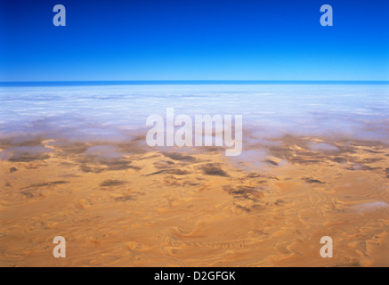 La Namibia, Namib Desert, veduta aerea della nebbia costiera dove il deserto del Namib incontra l'Oceano Atlantico. Foto Stock