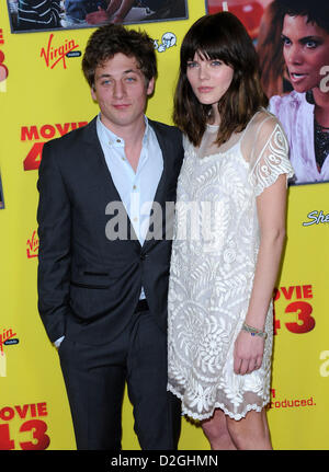 Gen 23, 2013 - Hollywood, California, Stati Uniti - Jeremy Allen White & Emma Greenwell arriva per la premiere del film 'MOVIE 43' al teatro cinese. (Immagine di credito: credito: Lisa O'Connor/ZUMAPRESS.com/Alamy live news) Foto Stock