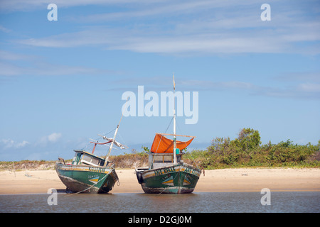 Barche ormeggiate su una spiaggia tra Caraiva e Corumbau Foto Stock