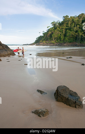 Surfisti sulla Praia da Ribeira beach Foto Stock