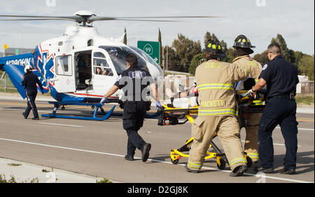 Marzo 22, 2012 - Modesto, CA, Stati Uniti d'America - GRAFICA DI ATTENZIONE TUTTE LE IMMAGINI SONO DA falsi arresti. Ogni 15 minuti di programma in varie scuole superiori in Modesto CA Ceres vigili del fuoco e American Medical risposta medic e EMTs camminare un paziente a Medi-Flight per essere aria trasportato in un ospedale locale. (Credito Immagine: © Marty Bicek/ZUMAPRESS.com) Foto Stock