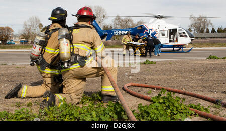 Marzo 22, 2012 - Modesto, CA, Stati Uniti d'America - GRAFICA DI ATTENZIONE TUTTE LE IMMAGINI SONO DA falsi arresti. Ogni 15 minuti di programma in varie scuole superiori in Modesto CA pompiere guarda come i medici e i vigili del fuoco caricare un aereo ambulanza. (Credito Immagine: © Marty Bicek/ZUMAPRESS.com) Foto Stock