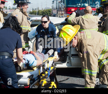 8 marzo 2012 - Modesto, CA, Stati Uniti d'America - GRAFICA DI ATTENZIONE TUTTE LE IMMAGINI SONO DA falsi arresti. Ogni 15 minuti di programma in varie scuole superiori in Modesto CA i medici e i vigili del fuoco di trattare un paziente durante una ogni 15 minuti di programma. (Credito Immagine: © Marty Bicek/ZUMAPRESS.com) Foto Stock