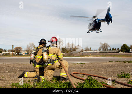 Marzo 22, 2012 - Modesto, CA, Stati Uniti d'America - GRAFICA DI ATTENZIONE TUTTE LE IMMAGINI SONO DA falsi arresti. Ogni 15 minuti di programma in varie scuole superiori e nei pressi di Modesto CA un aereo ambulanza solleva con un paziente durante una ogni 15 minuti di programma. (Credito Immagine: © Marty Bicek/ZUMAPRESS.com) Foto Stock