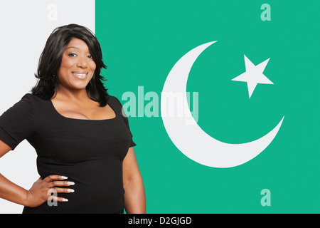 Ritratto di casual razza mista donna contro il Pakistan bandiera Foto Stock