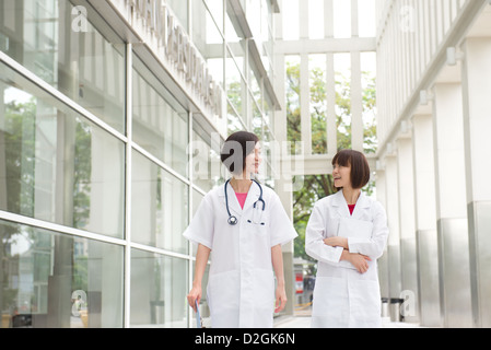 Sud Est asiatico medici di sesso femminile a piedi Foto Stock