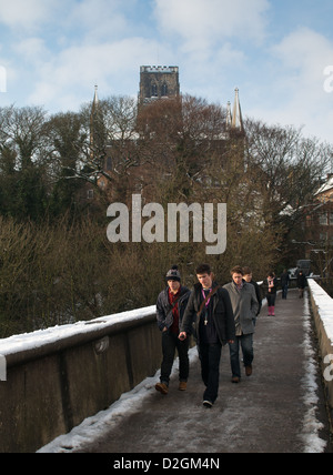 Università di Durham studenti camminando sul Ponte Kingsgate Durham City North East England Regno Unito Foto Stock