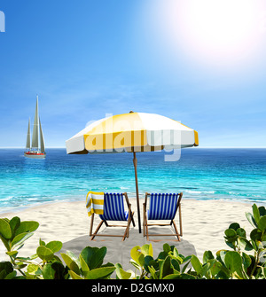 Bellissima spiaggia con sabbia bianca, due sedie, bianco-giallo ombrellone e una barca a vela in mare. Foto Stock