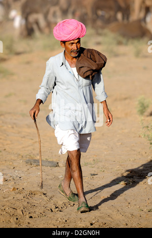 L'uomo cammina a Pushkar Camel Fair Foto Stock