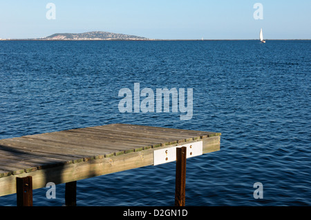 Un piccolo molo in legno sull'étang de Thau nel Languedoc nel sud della Francia. Foto Stock