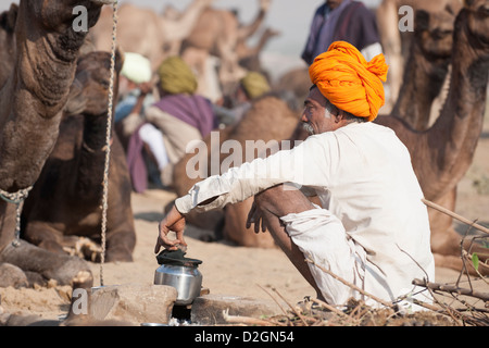 L'uomo cucinare in Pushkar Camel Fair Foto Stock