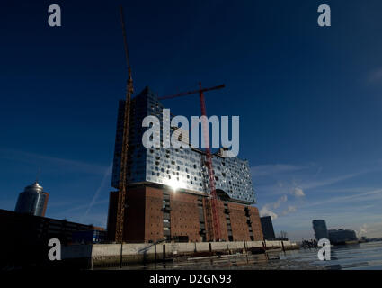 Il sole splende sul sito della costruzione dell'Elbe Philharmonic Hall (Elbphilharmonie) ad Amburgo, Germania, 23 gennaio 2013. Nella sua prima sessione nel 2013, Amburgo Buergerschaft discuterà i progressi dell'Elbe Philharmonic Hall. Foto: Axel Heimken Foto Stock