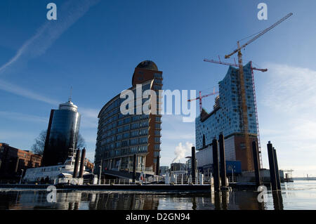 Il sole splende sul sito della costruzione dell'Elbe Philharmonic Hall (Elbphilharmonie) ad Amburgo, Germania, 23 gennaio 2013. Nella sua prima sessione nel 2013, Amburgo Buergerschaft discuterà i progressi dell'Elbe Philharmonic Hall. Foto: Axel Heimken Foto Stock