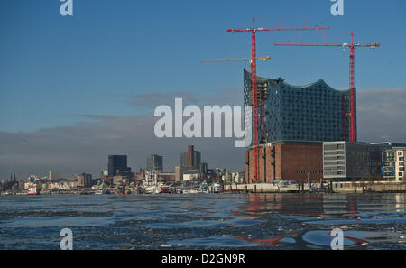 Il sole splende sul sito della costruzione dell'Elbe Philharmonic Hall (Elbphilharmonie) ad Amburgo, Germania, 23 gennaio 2013. Nella sua prima sessione nel 2013, Amburgo Buergerschaft discuterà i progressi dell'Elbe Philharmonic Hall. Foto: Axel Heimken Foto Stock