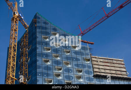 Il sole splende sul sito della costruzione dell'Elbe Philharmonic Hall (Elbphilharmonie) ad Amburgo, Germania, 23 gennaio 2013. Nella sua prima sessione nel 2013, Amburgo Buergerschaft discuterà i progressi dell'Elbe Philharmonic Hall. Foto: Axel Heimken Foto Stock