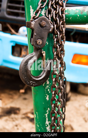 Ampio gancio di metallo e catene collegate ad una puleggia Foto Stock