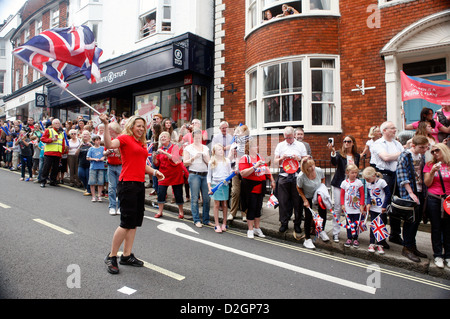 La folla si riuniscono nella piccola città mercato di Lewes in East Sussex per vedere la torcia olimpica nel costruire fino al 2012 giochi. Foto Stock