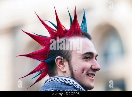 Un punk rocker con un colorato mohicano taglio capelli a Birmingham, Regno Unito Foto Stock