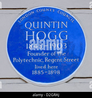 Targa blu circa Quintin Hogg fondatore del Regent Street Polytechnic vissuto qui a 5 Cavendish Square Londra Inghilterra REGNO UNITO Foto Stock