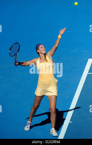 Il 24 gennaio 2013. Melbourne, Australia. Victoria Azarenka della Bielorussia si prepara a servire nel suo corrispondere il giorno undici degli Australian Open di Melbourne Park. Foto Stock