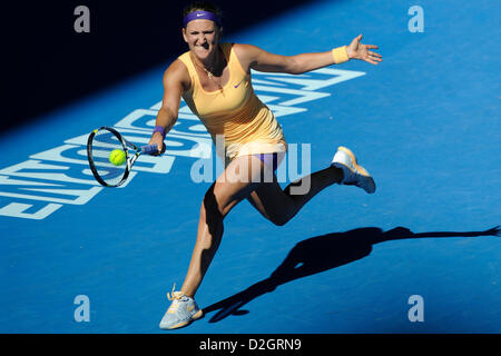 Il 24 gennaio 2013. Melbourne, Australia. Victoria Azarenka della Bielorussia restituisce un colpo nella sua partita il giorno undici degli Australian Open di Melbourne Park. Foto Stock