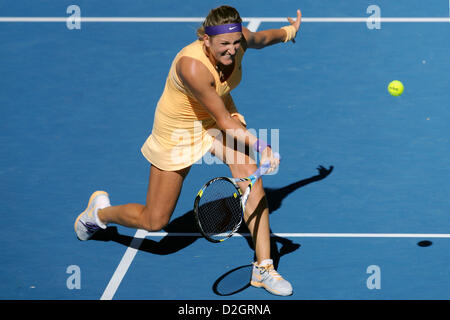 Il 24 gennaio 2013. Melbourne, Australia. Victoria Azarenka della Bielorussia restituisce un colpo nella sua partita il giorno undici degli Australian Open di Melbourne Park. Foto Stock