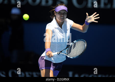 Il 24 gennaio 2013. Melbourne, Australia. Na Li di Cina restituisce un colpo nella sua partita il giorno undici degli Australian Open di Melbourne Park. Foto Stock