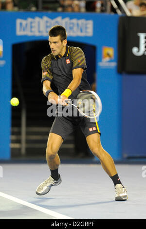 Il 24 gennaio 2013. Melbourne, Australia. Novak Djokovic di Serbia restituisce un colpo nella sua partita il giorno undici degli Australian Open di Melbourne Park. Foto Stock