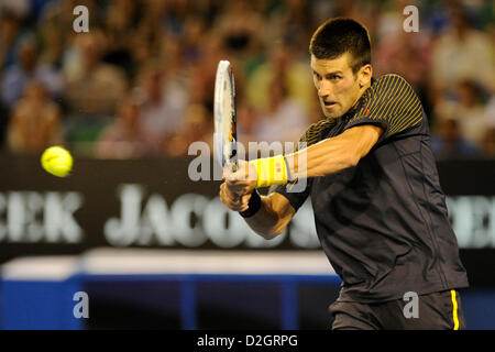 Il 24 gennaio 2013. Melbourne, Australia. Novak Djokovic di Serbia restituisce un colpo nella sua partita il giorno undici degli Australian Open di Melbourne Park. Foto Stock