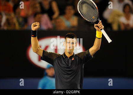 Il 24 gennaio 2013. Melbourne, Australia. Novak Djokovic di Serbia festeggia dopo aver vinto la sua partita il giorno undici degli Australian Open di Melbourne Park. Foto Stock