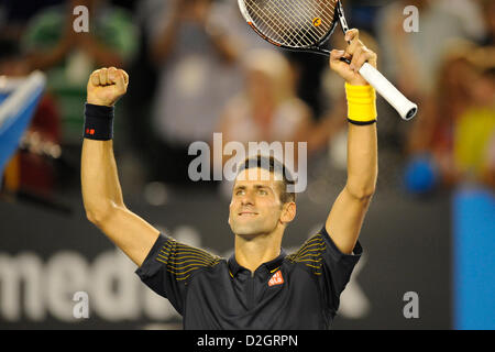 Il 24 gennaio 2013. Melbourne, Australia. Novak Djokovic di Serbia festeggia dopo aver vinto la sua partita il giorno undici degli Australian Open di Melbourne Park. Foto Stock