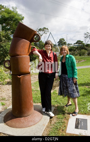 L a R ex Nuova Zelanda lavoro il primo ministro Helen Clark con ex Waitakere MP Lynne Pillay con 'Omaggio alla corona Lynn. Foto Stock