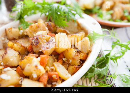 Patate e carote cotte al forno, primo piano Foto Stock