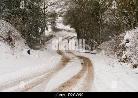 Coperta di neve vicolo del paese con veicolo le vie in Herefordshire England Regno Unito Foto Stock