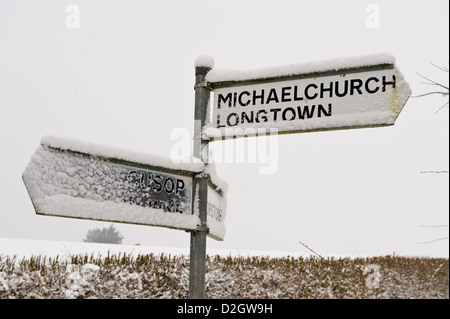 Coperta di neve indicazioni sul paese lane in Herefordshire England Regno Unito Foto Stock