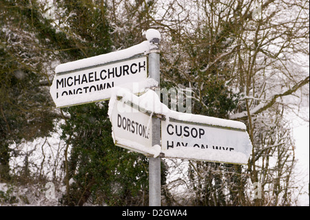 Coperta di neve indicazioni sul paese lane in Herefordshire England Regno Unito Foto Stock