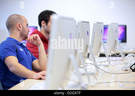Due gli studenti maschi utilizzando iMac i computer Apple. Computer/sala IT in University, Regno Unito. Foto Stock