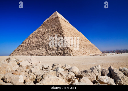 Piramide di Khafre,Chephren,o Chefren,è la seconda più grande del complesso o necropoli sull'altopiano di Giza vicino al Cairo, Egitto Foto Stock