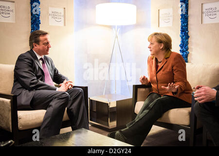 (HANDOUT) Davos, in Svizzera. Un documento datato 24 gennaio 2013 mostra il Cancelliere tedesco Angela Merkel e il Primo Ministro britannico David Cameron parlando durante incontri bilaterali al Forum economico mondiale di Davos, in Svizzera. La disputa sul futuro dell' Unione europea e l'euro viene discusso in occasione del Forum Economico Mondiale di Davos. Foto: JESCO DENZEL/Alamy Live News Foto Stock